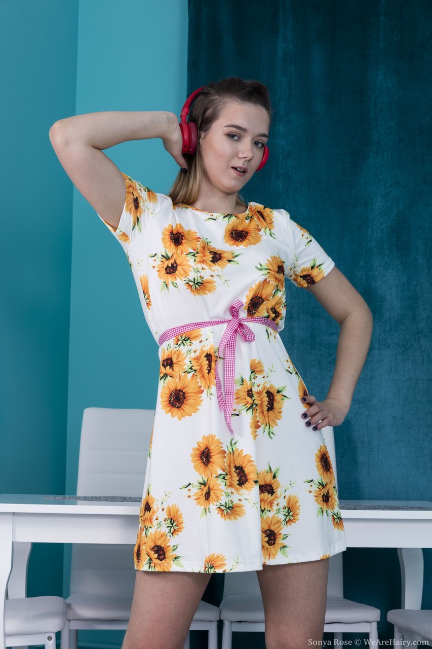 شعراء الهواة سونيا روز تنزع ملابسها