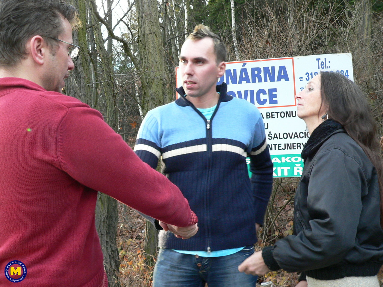 परिपक्व मिस्का बड़े लिंग को मौखिक सुख देता है और वीर्य से ढकी चेहरा पाता है