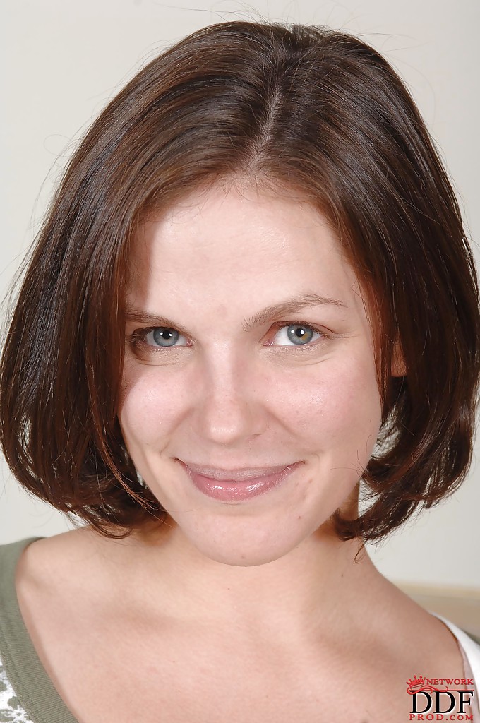 セクシーなSmileyミルクがセクシーな足を露出