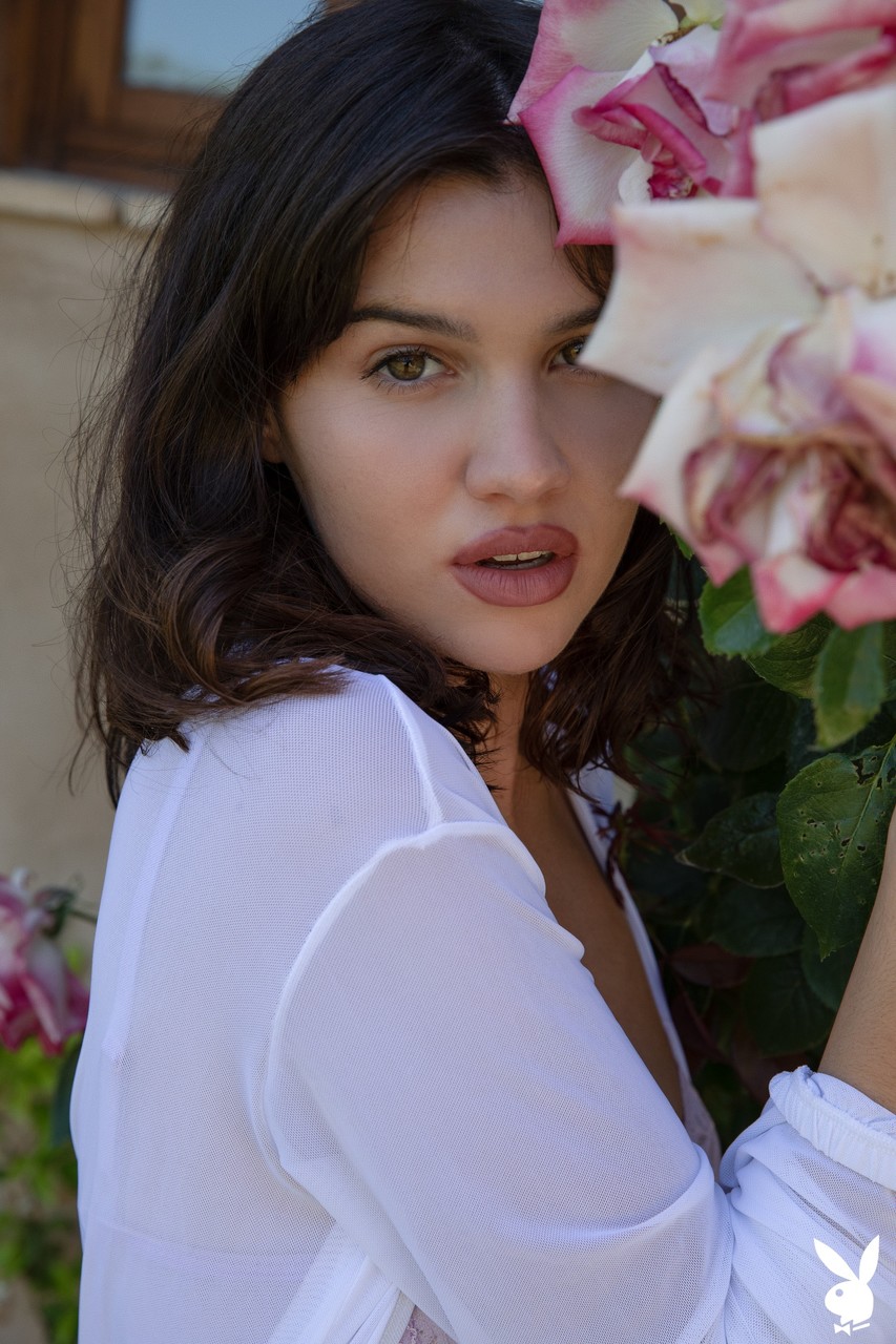 لورا ديفشكات جميلة تغسل الجسم المسمر في الهواء الطلق