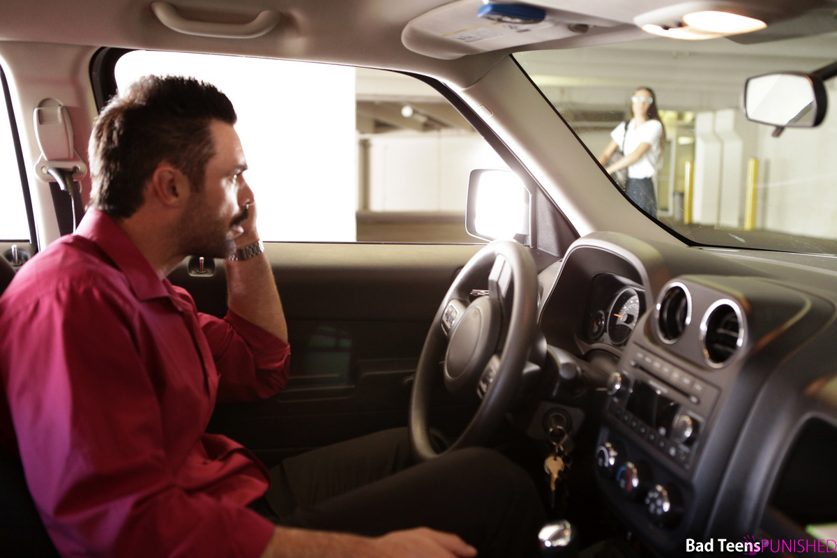 Тара Эшли Получает По Жопе И Ебется С Отчимом