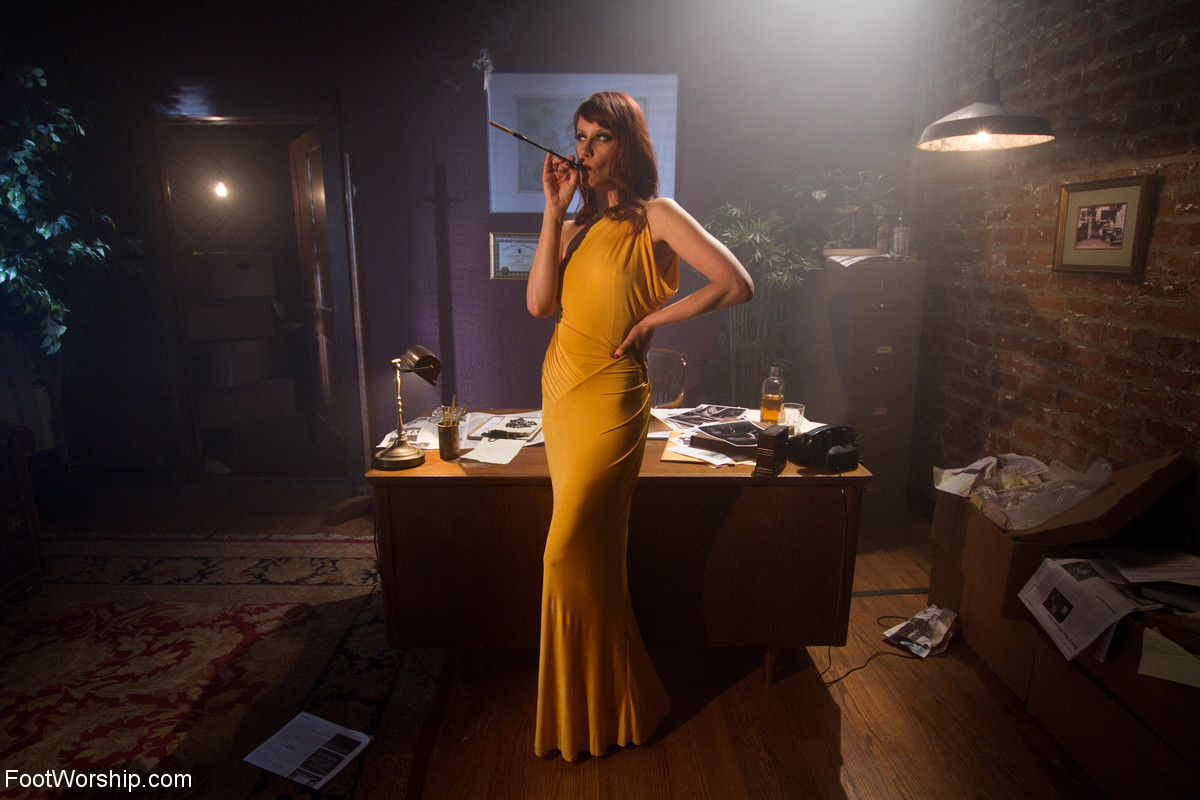 マドレーヌ・マーロウ夫人が提供するグランギャルなフェムドムの足コキを一人称視点で