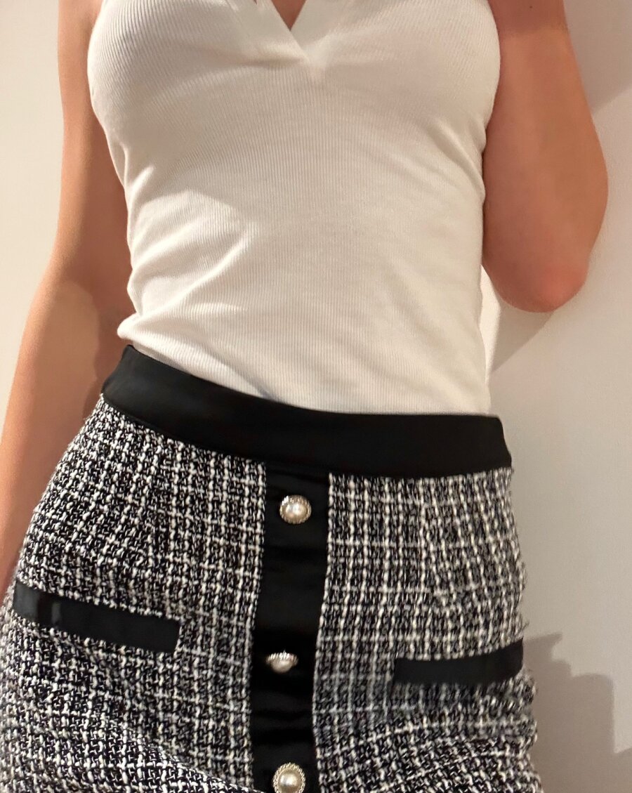 Sexy Babe Shows Great Juggs And Hot Thong