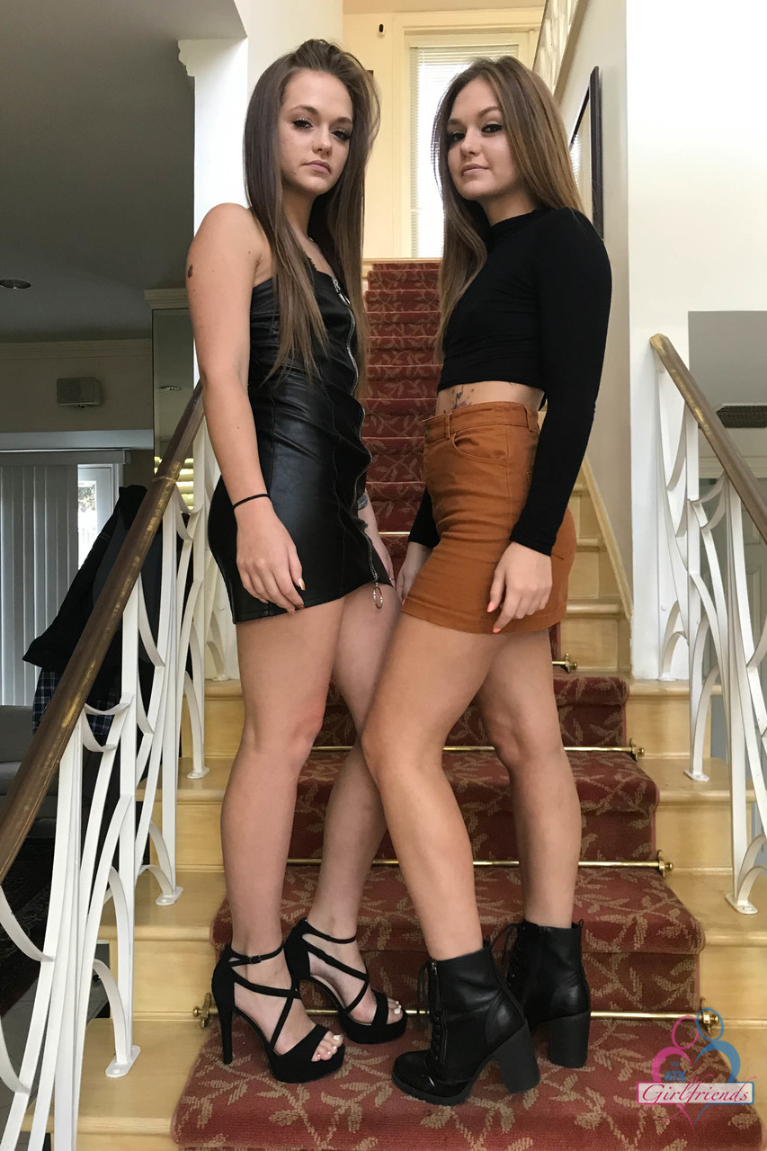 微小胸部的深色美女萨米怀特和乔伊怀特展示紧身的臀部