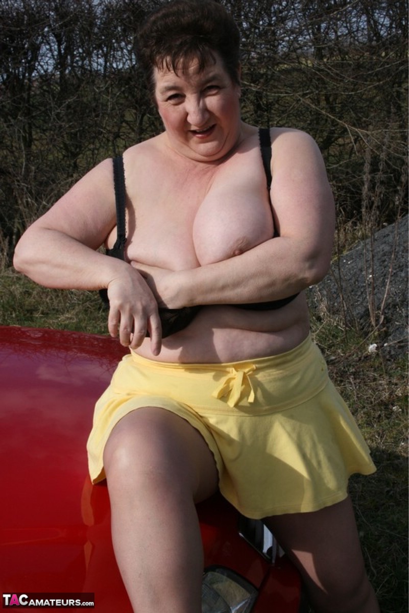 风骚卡罗尔，成熟胖妞，在户外车上脱光