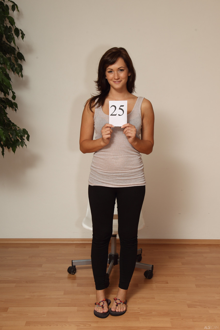 La Babe Tchèque Tess Lyndon Affiche Ses Seins Naturels Et Son Gros Cul Sur Une Chaise