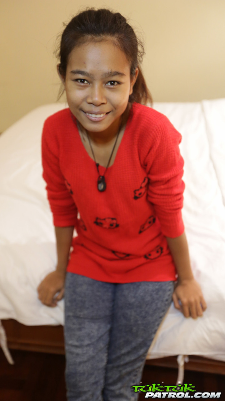 شابة تايلندية صغيرة जन تأخذ القضيب البريطاني الصلب في الفم والفرج