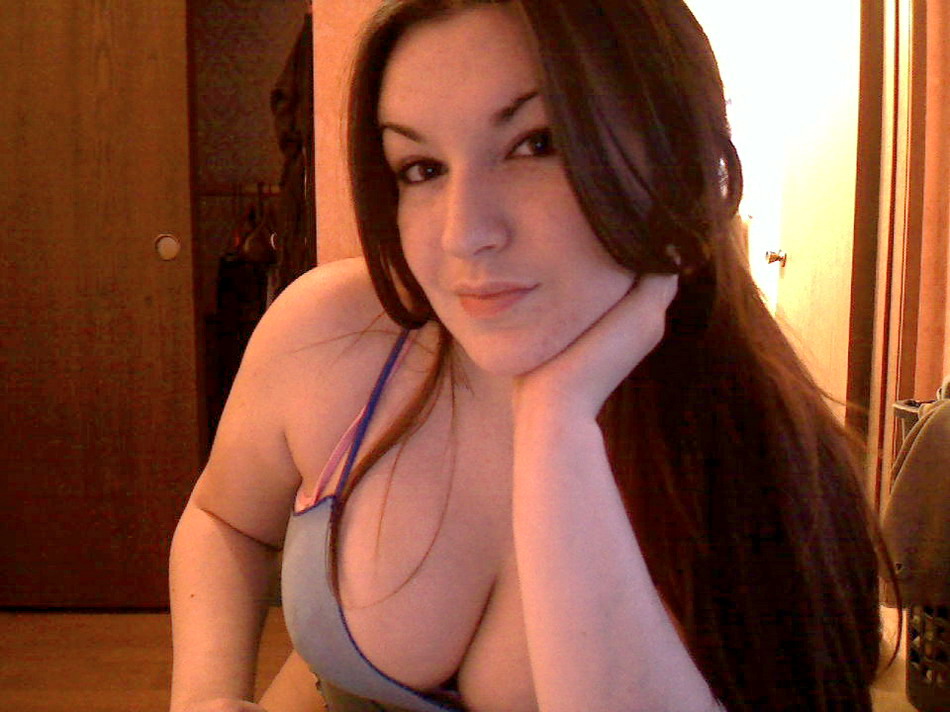 红发女郎在床上独自展示她傲人的双峰