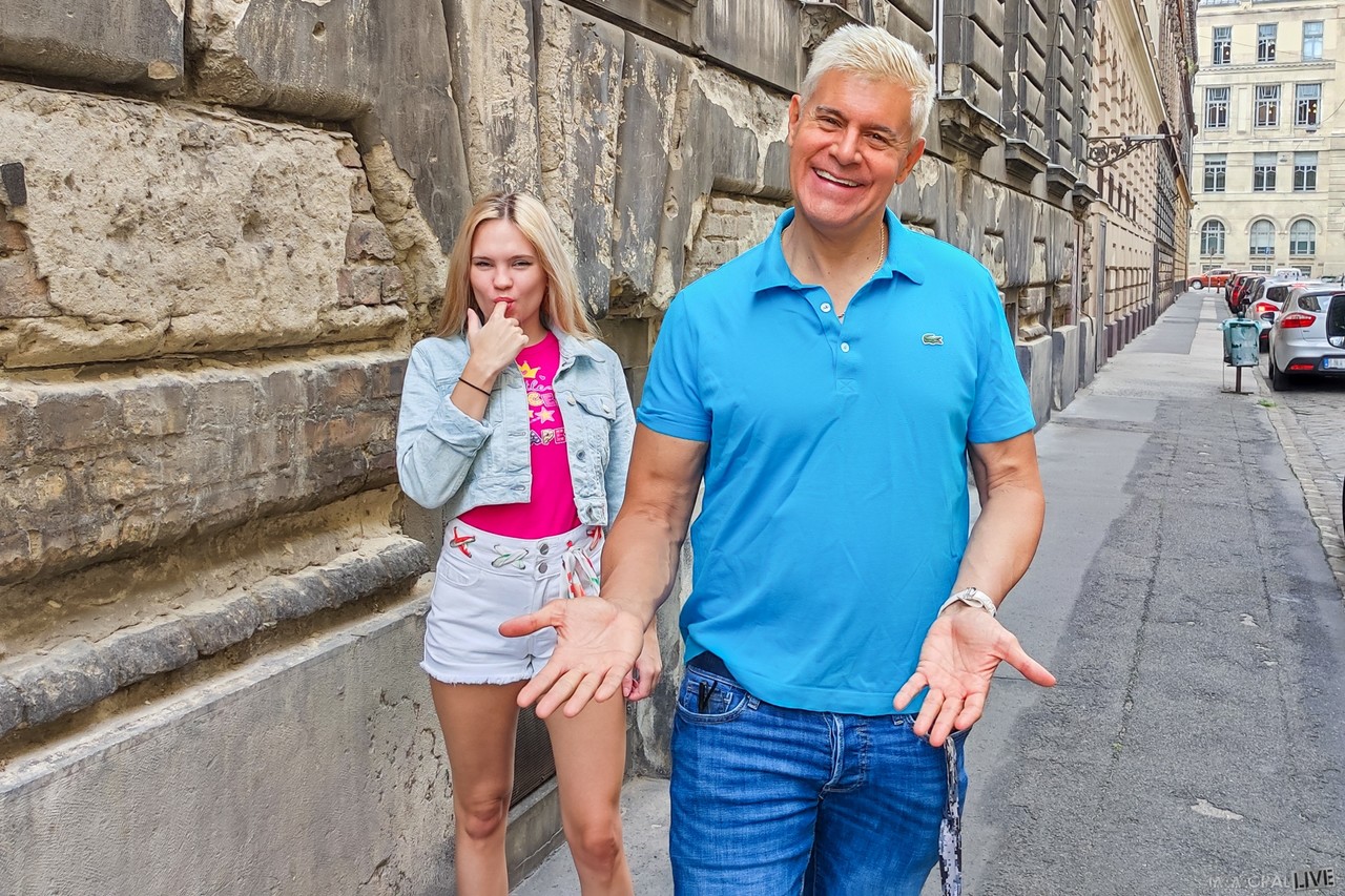 اللاتينية إيرينا كايج تتعري على السرير قبل الجنس مع بورنو دان