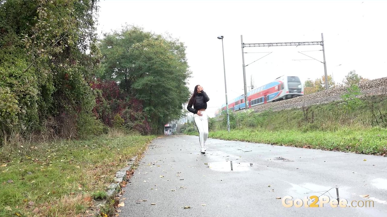 マディ・ブラックが水たまりに小便をする前にズボンを下ろす