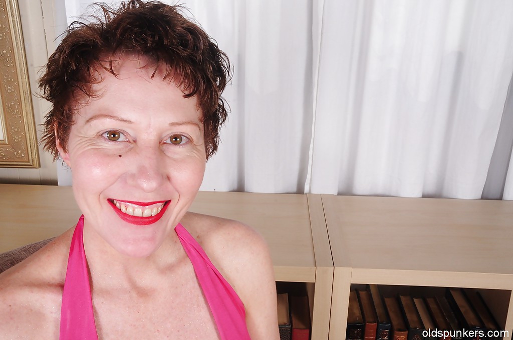 دالني، ناضجة عاهرة بثديين كبيرين، تُظهر مؤخرتها الطبيعية