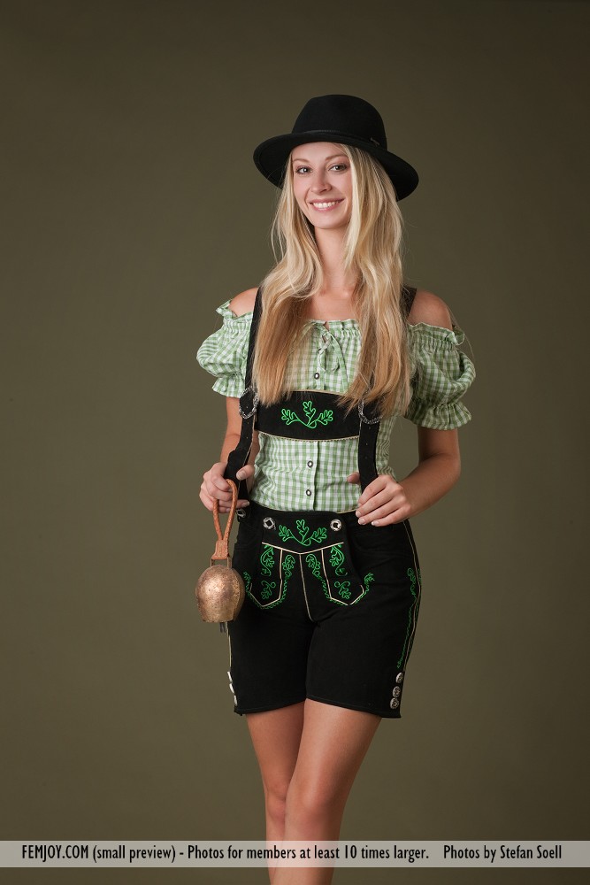 Busige Blonde Carisha Zieht Bayerisches Outfit Aus Um Nackt Zu Posingen