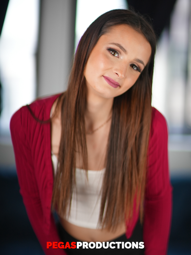 娇小深褐少女Coco Ivy炫耀她不可思议的翘臀