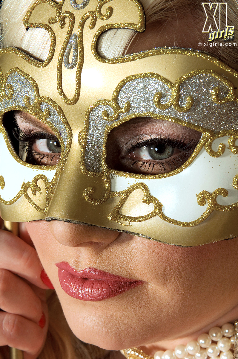 Blond BBW Bailey Santanna Removes Mask Before Baring Juggs