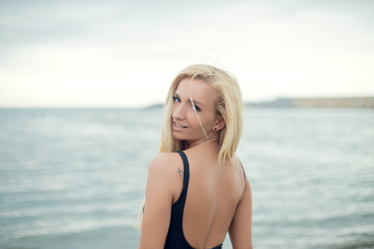 الشقراء كايتلين وايت تغازل بمؤخرتها الكبيرة المستديرة على الشاطئ