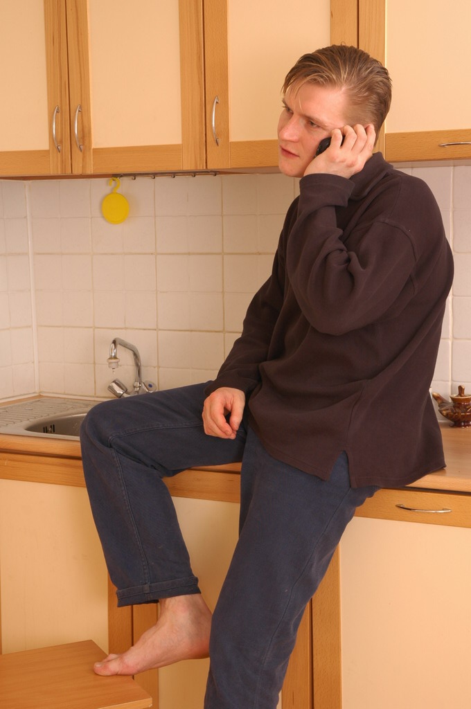 黒髪クーガー厨房で2本のチンポと3P