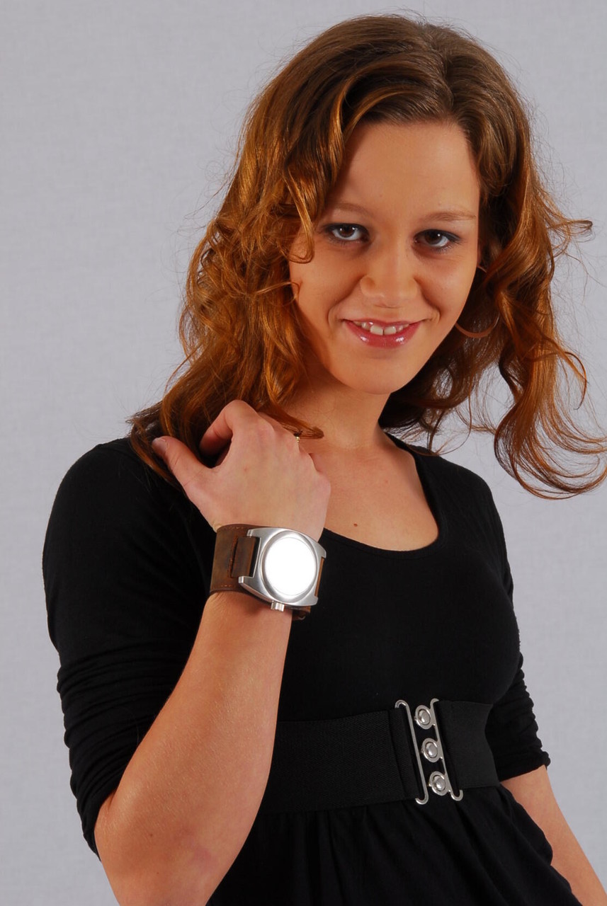 Натуральная Рыжая Сабина Показывает Свои Часы Oozoo В Полностью Одетом Виде