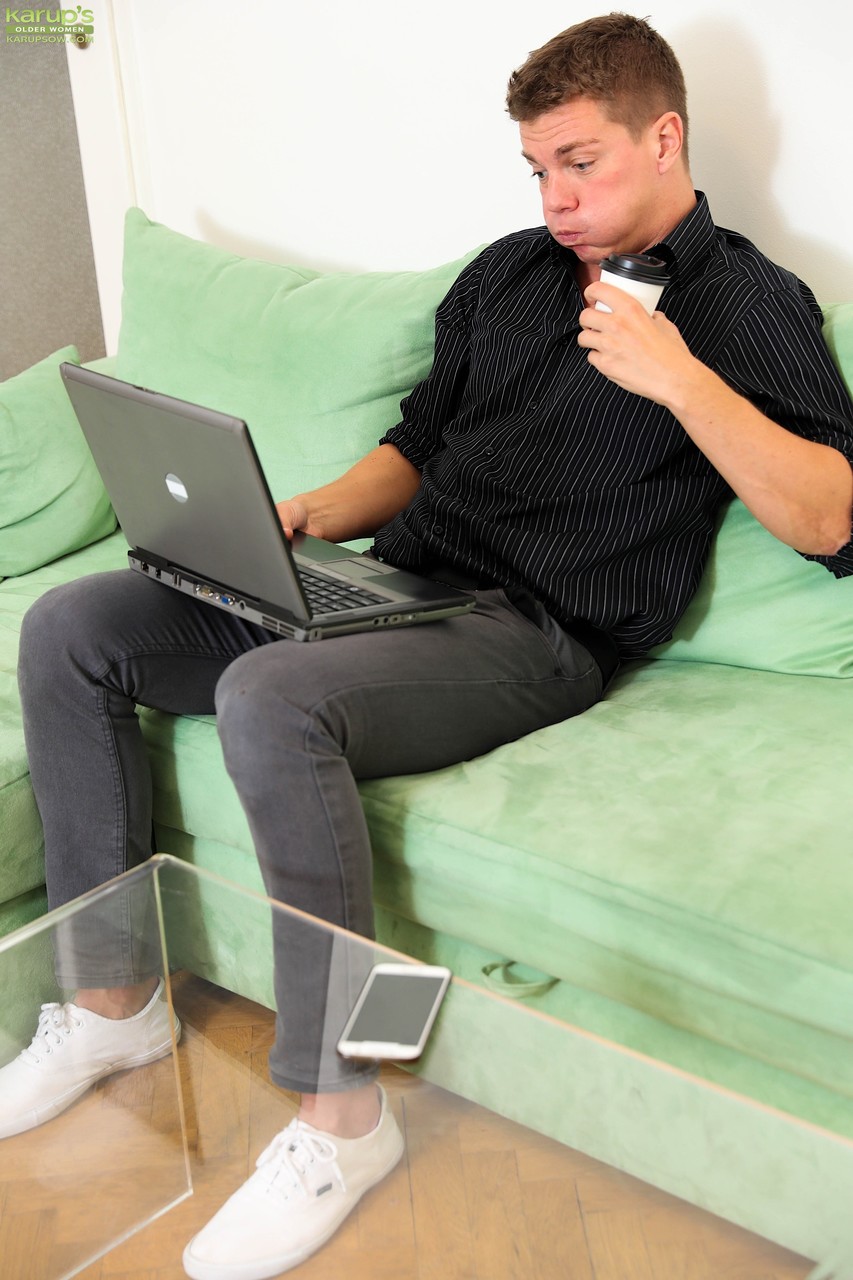 Milf Mature En Bas, Pieds Reniflés Et Déshabillée Pour Sexe Hardcore Pieds Nus