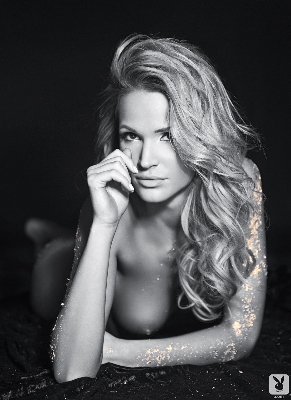 Rubia Linda Katalin Zimany Muestra Su Cuerpo En Un Conjunto De Fotos Eróticas Perfecto