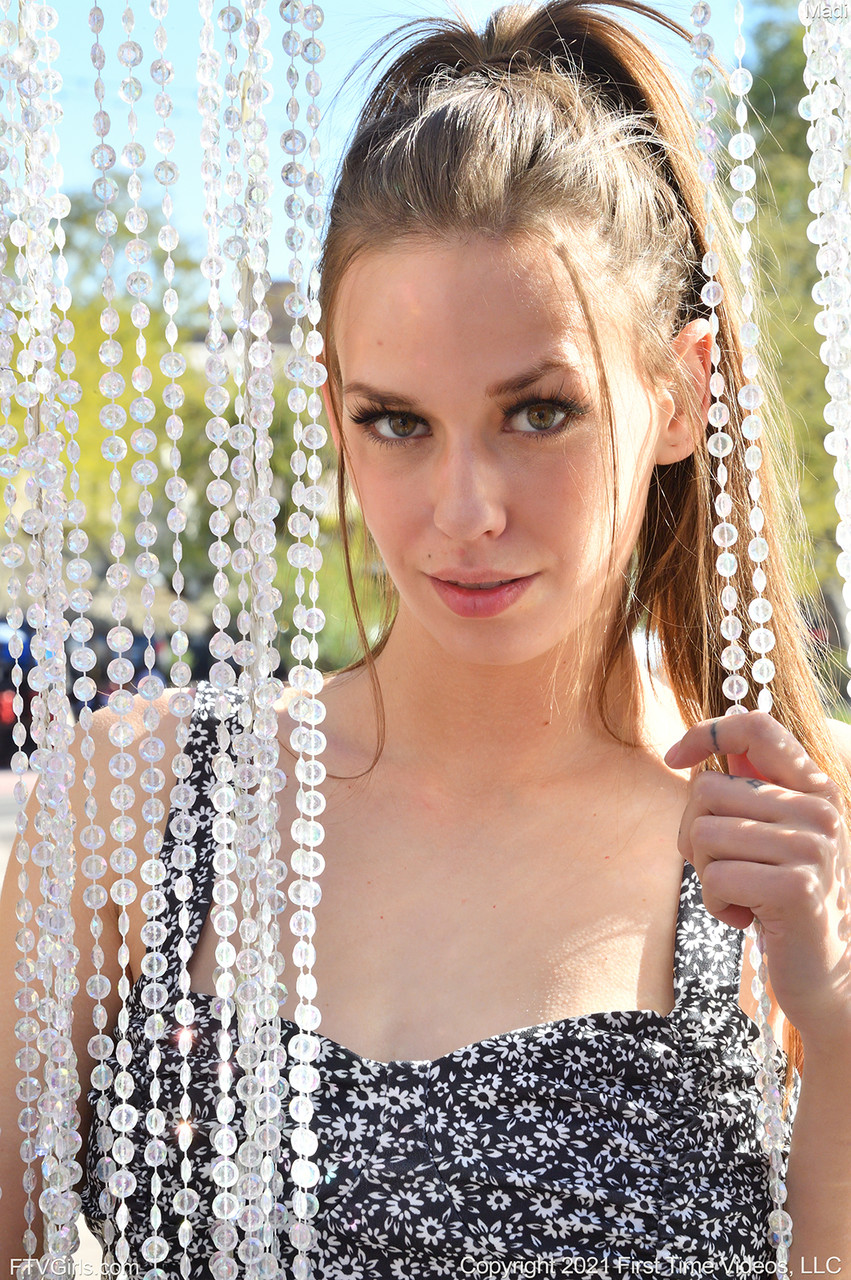 Новичок Мади Показывает Без Трусов Под Юбкой Перед Растягиванием Своего Влагалища