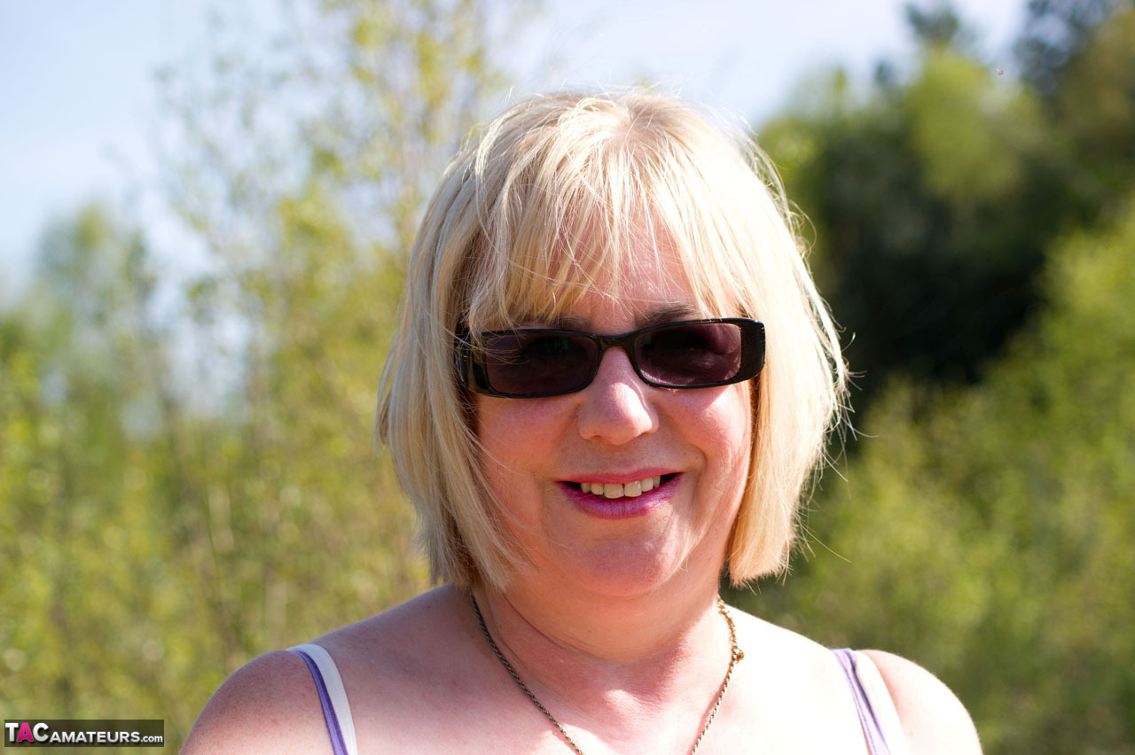 金发奶奶戴墨镜穿丝袜在后院脱光