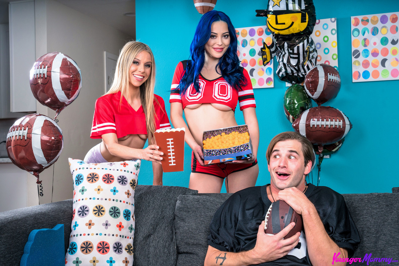 顽皮的熟女夏娃·马洛和萨默·维克斯分享足球运动员的迪克