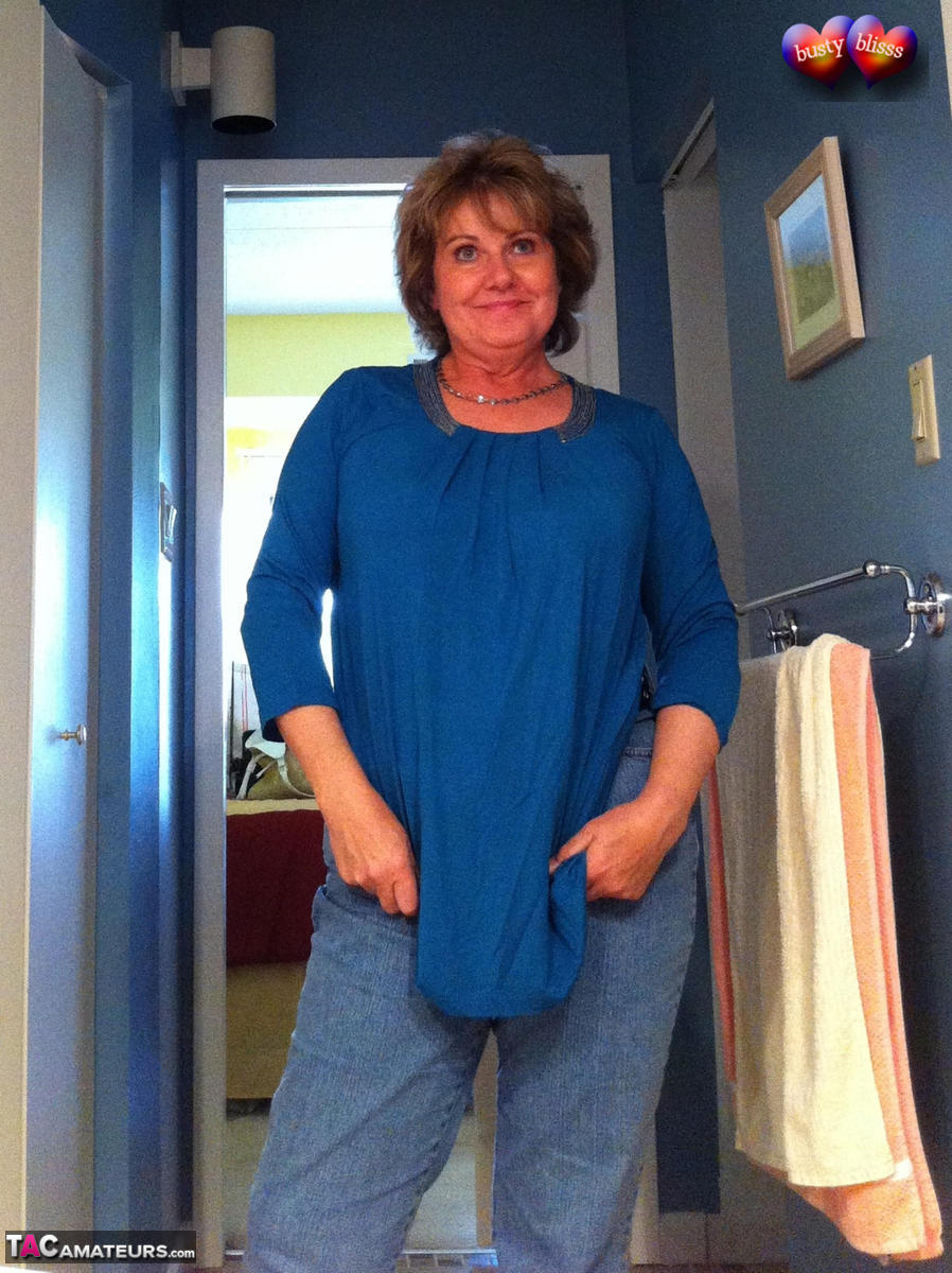 بستي بليس تتعرى لتُظهر صدرها الطبيعي