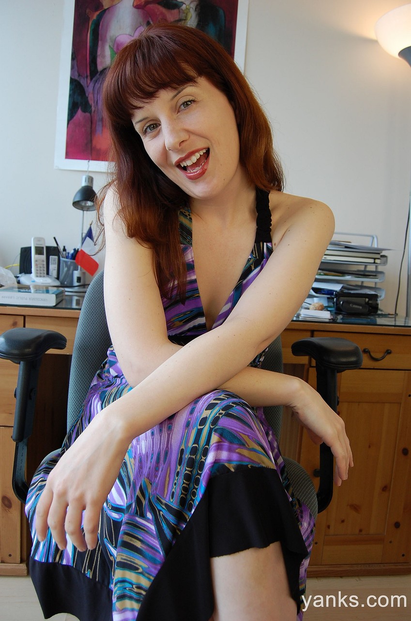 红发海伦娜·汉德巴斯克性感脱衣展示美胸和浓密阴毛