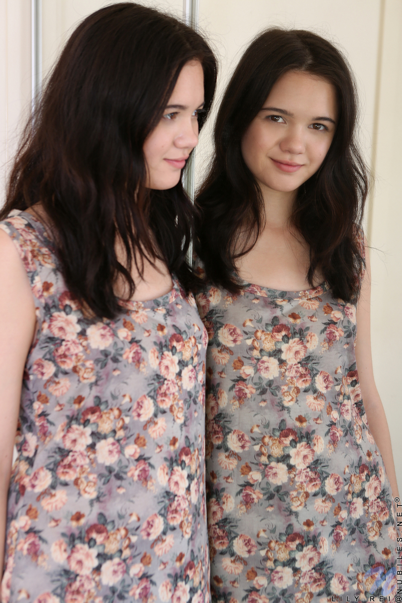 莉莉·雷赤身裸体地用手指猛插她紧致的蜜穴