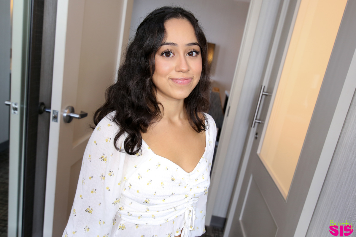 拉丁裔青少年Dania Vega在与继兄P2M性爱前展示丰满臀部