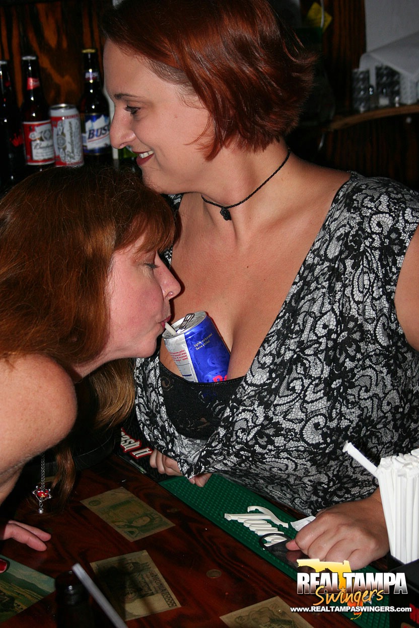 परिपक्व स्विंगर पत्नियां फ्रेंच किसिंग के साथ छेड़छाड़