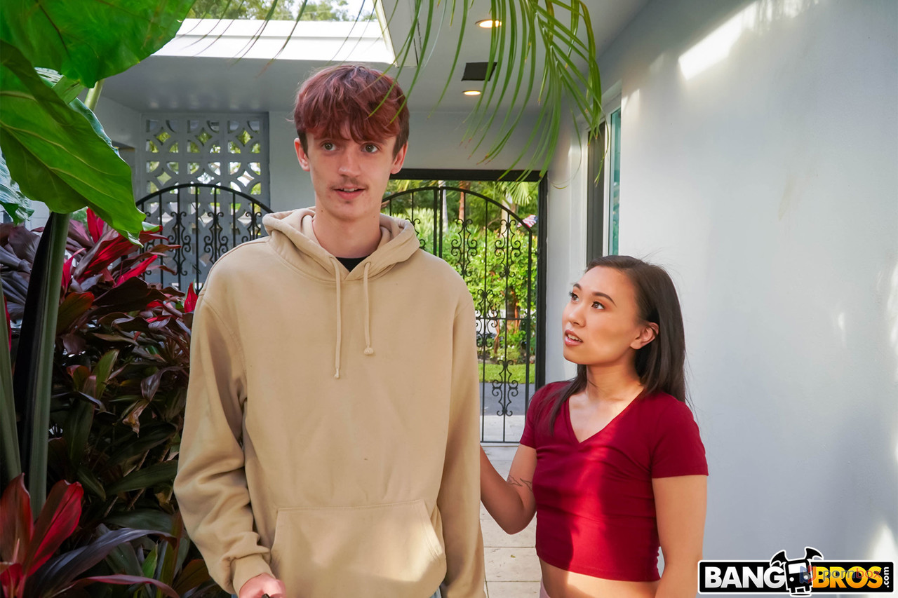 誘惑されたアジアの人形キミ・キムが彼氏のおじちゃんに犯される