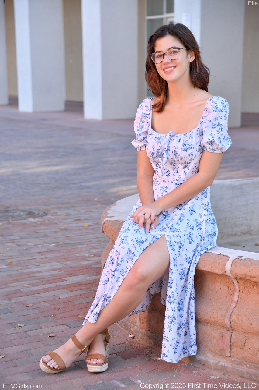 Публичный Любительский Подросток Элли Снимает Одежду И Мастурбирует