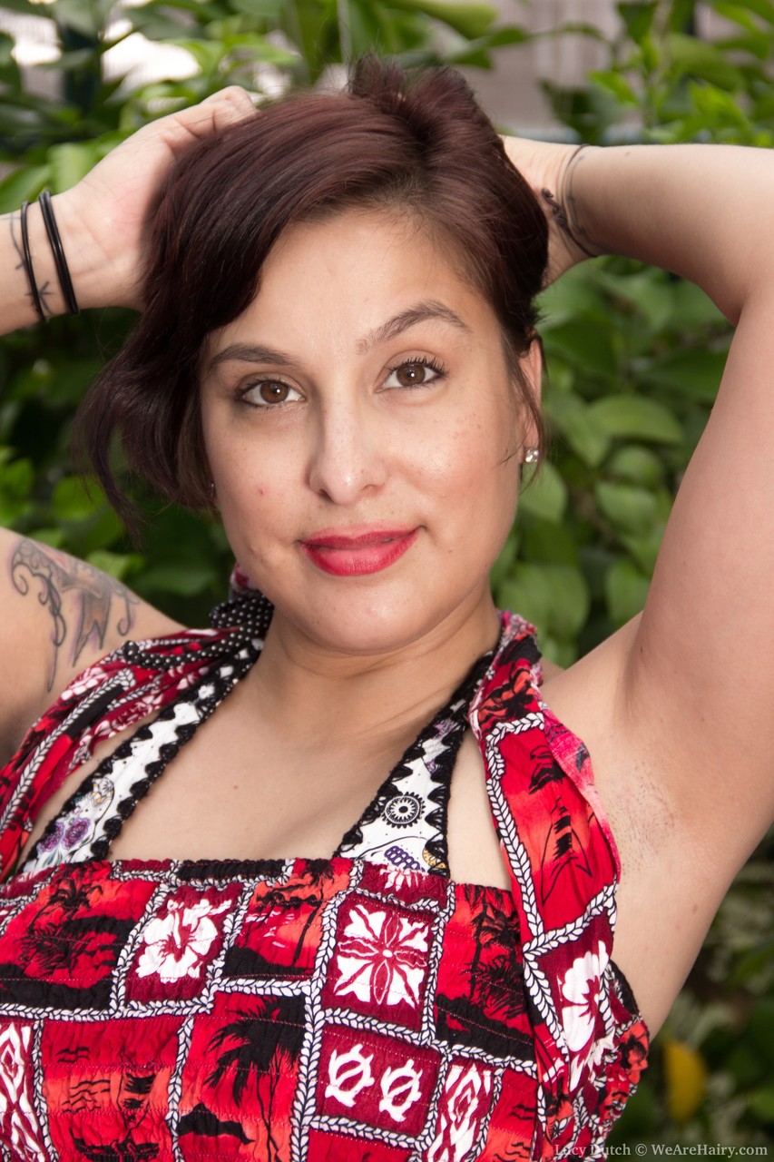 綺麗なブラUNETTEルーシーホラントの人毛のあるマンコとおっぱいを見せる