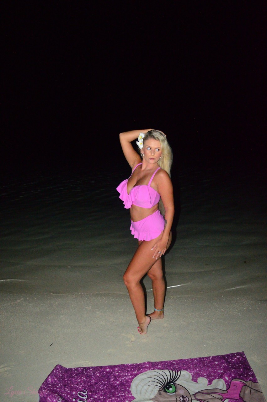 Curvy UK Blonde Lycia Sharyl Strips Totally Naked In Nighttime Outdoor Action