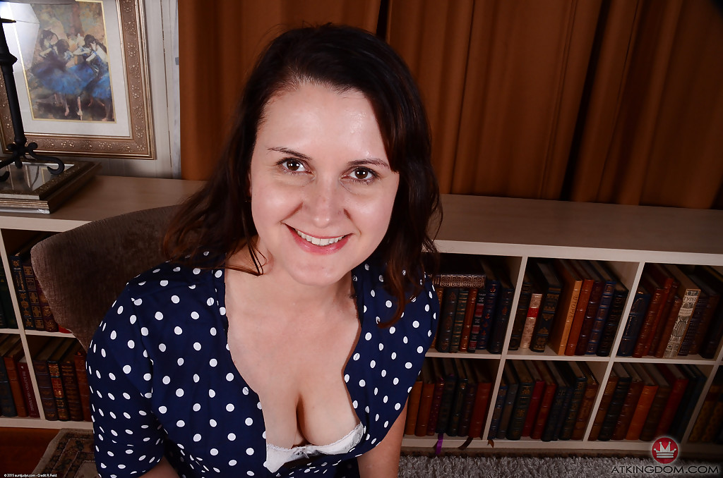 مرأة بنية النضجة وحدها تكشف عن ثدييها الصغيرين وتفتح كسها بعد التعري