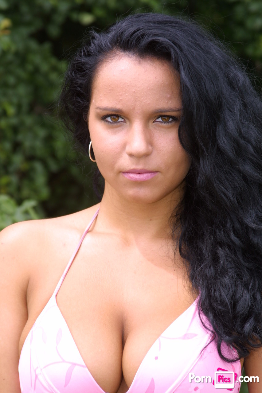 नग्न ब्रूनेट हॉटी लौरा लायन आउटडोर में बड़े स्तनों के साथ पोज देती है