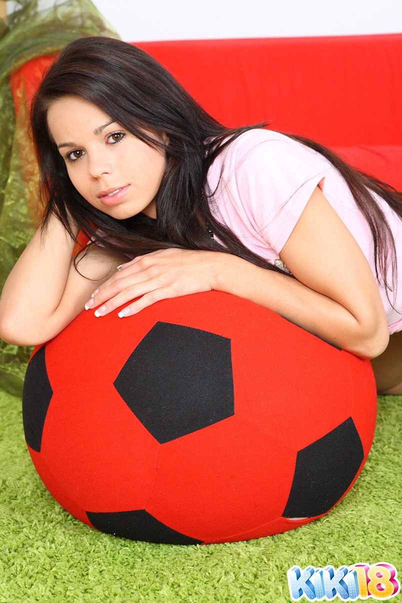 الصغيرة كيكي تُعرّي ثدييها في سترات ساق الساق