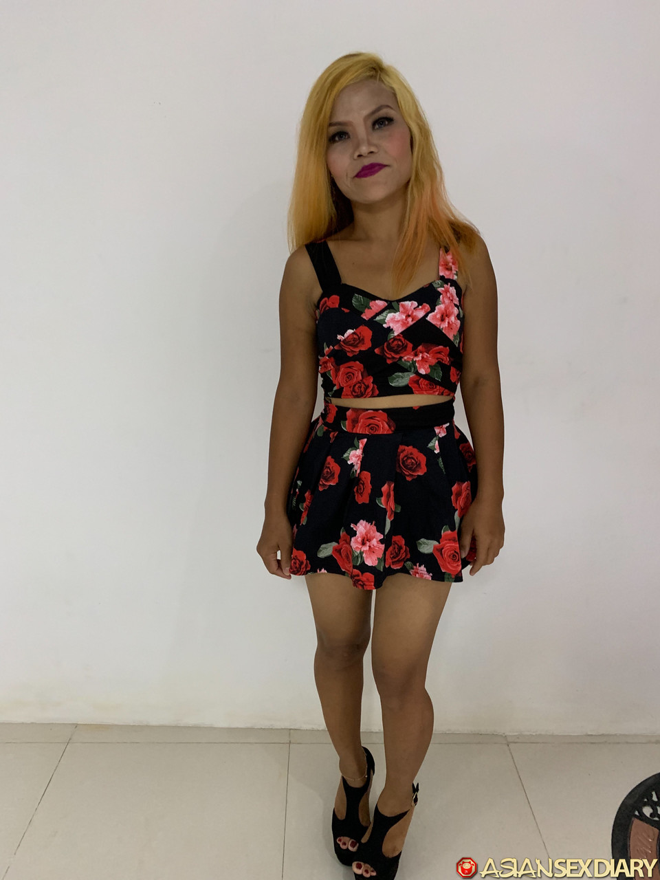 亞洲婊子芭比B在選角會場脫衣並將陰莖插入陰道