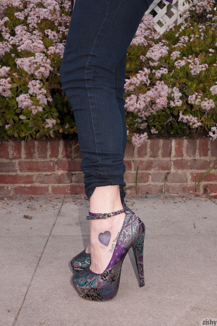 アメリカの十代の少女ニナギッチは長い髪を整える透明なブラジャーと下着を着用