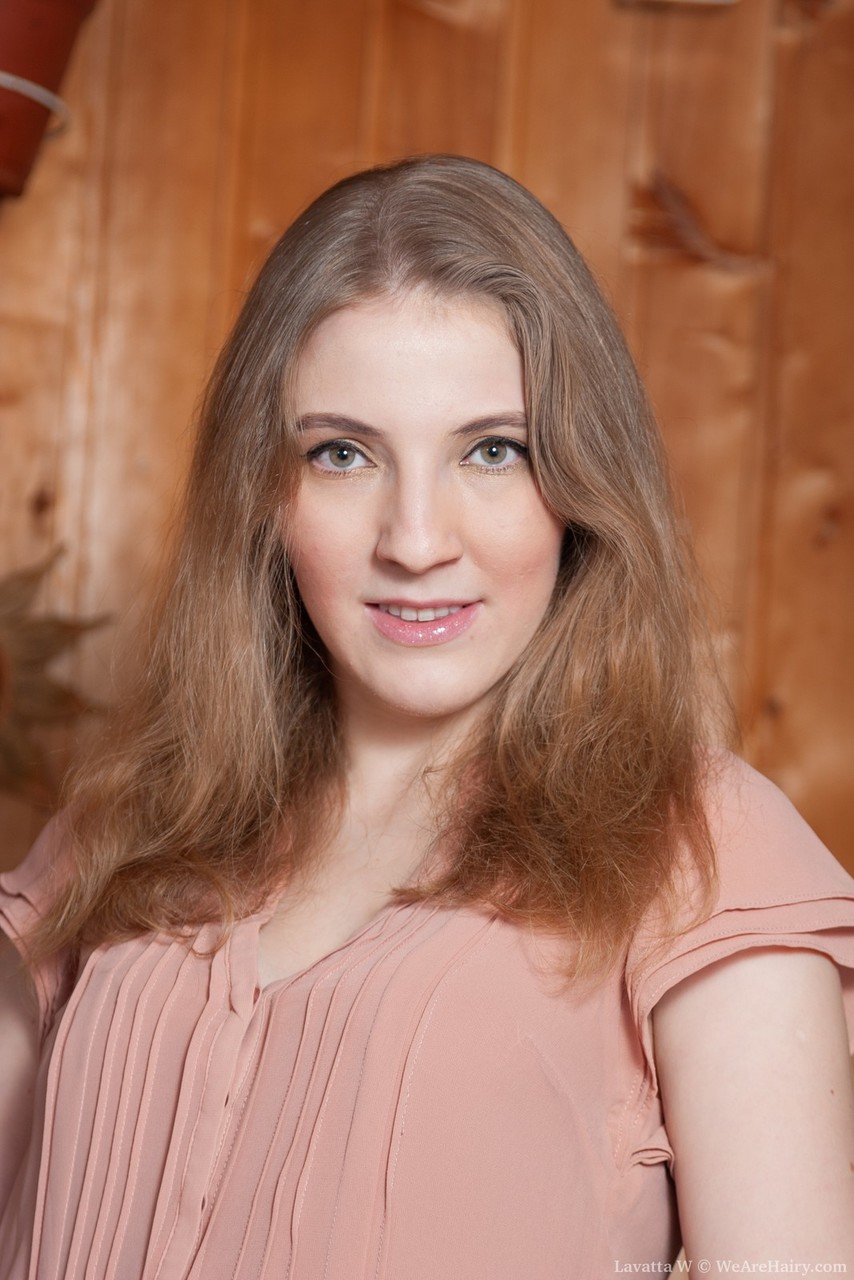 毛深い素人ラヴァッタWが裸になった後、ビーバーの唇を引っ張る