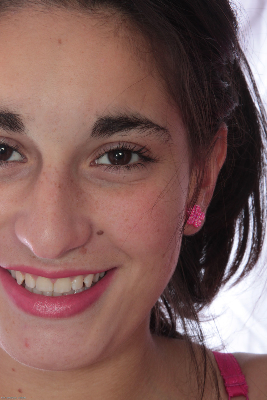 ब्राउन बालों वाली किशोरी चोटी के साथ रोक्सेन अपने बालों भरे योनि और पूरी तरह से प्राकृतिक शरीर का प्रदर्शन करती है