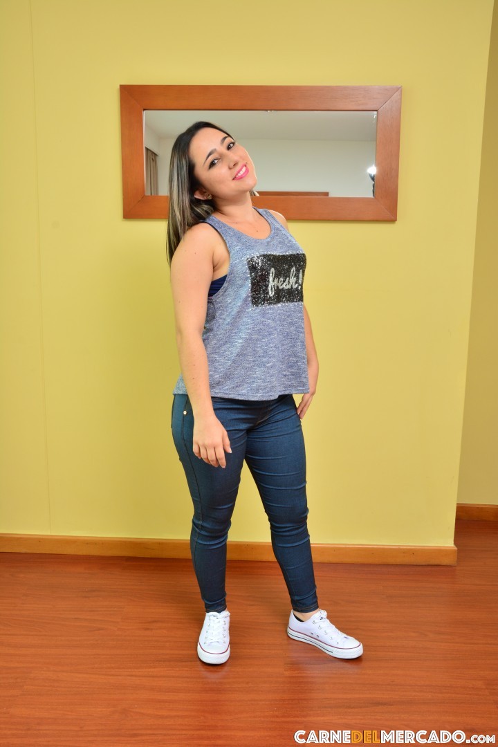 性感的拉丁美女展示大屁股并戏弄小胸部