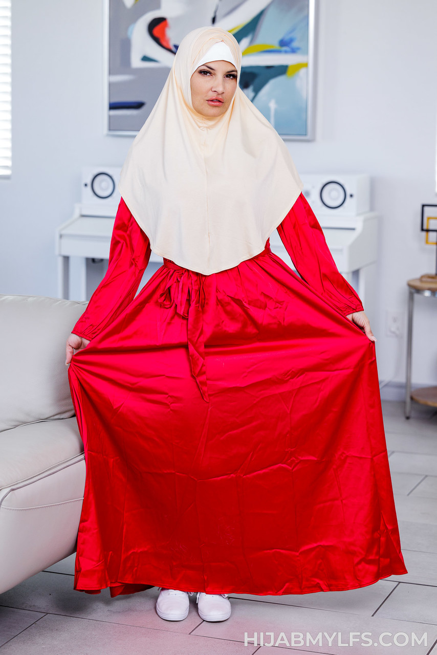 アラブのお母さんクристルスパークスは彼女の夫の息子によって彼女の毛むくじゃらのマンコをガッチリと犯される