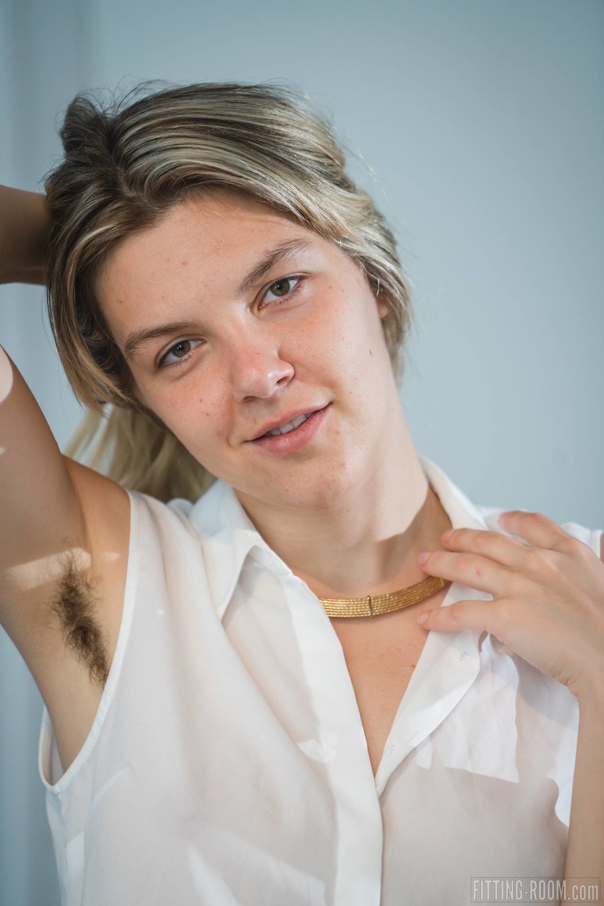 मिस्चा व्रेन फिटिंग रूम