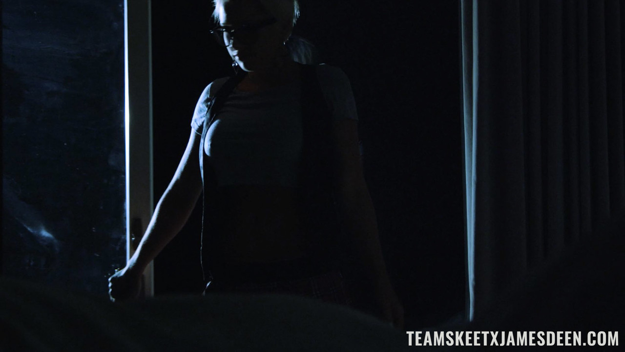 Sensual Blonde Dylan Phoenix Gives James Deen A Blowjob