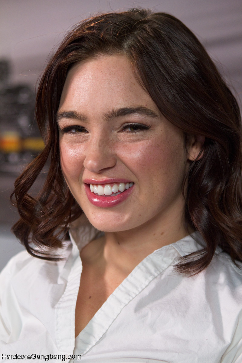 الجميلة جودي تايلور تكشف عن جسدها قبل العلاقة الجنسية الجماعية العنيفة