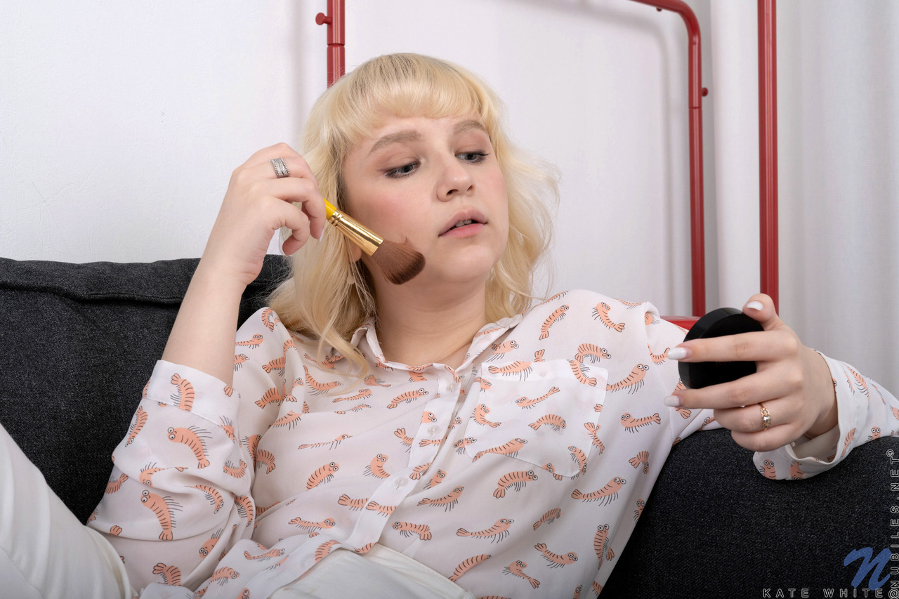 凱特·懷特誘人特寫的可口剃毛蜜穴