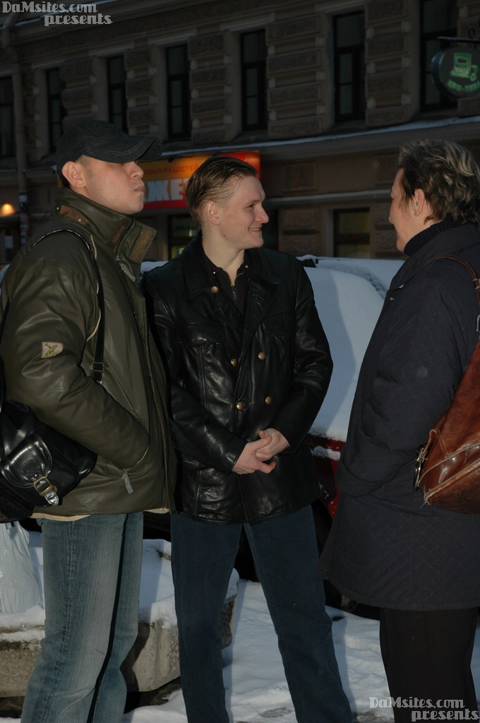 मोटी दादी इंगा ब्लोजब देने से पहले त्रिगुण में चोदी जाती है