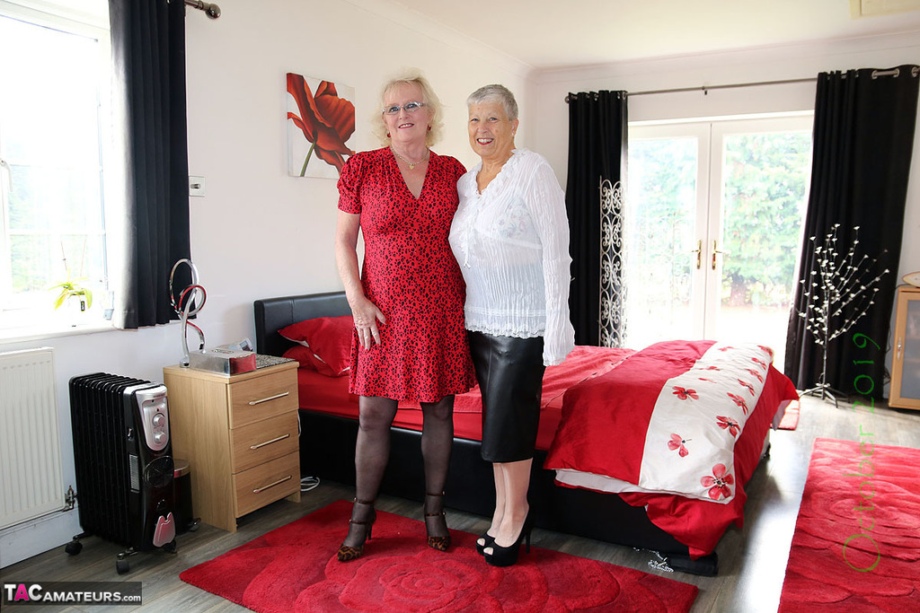 छोटे बालों वाली नान सवाना और उसकी लेस्बियन दोस्त पैंटी पहने हुए चूतड़ों को उजागर करती हैं